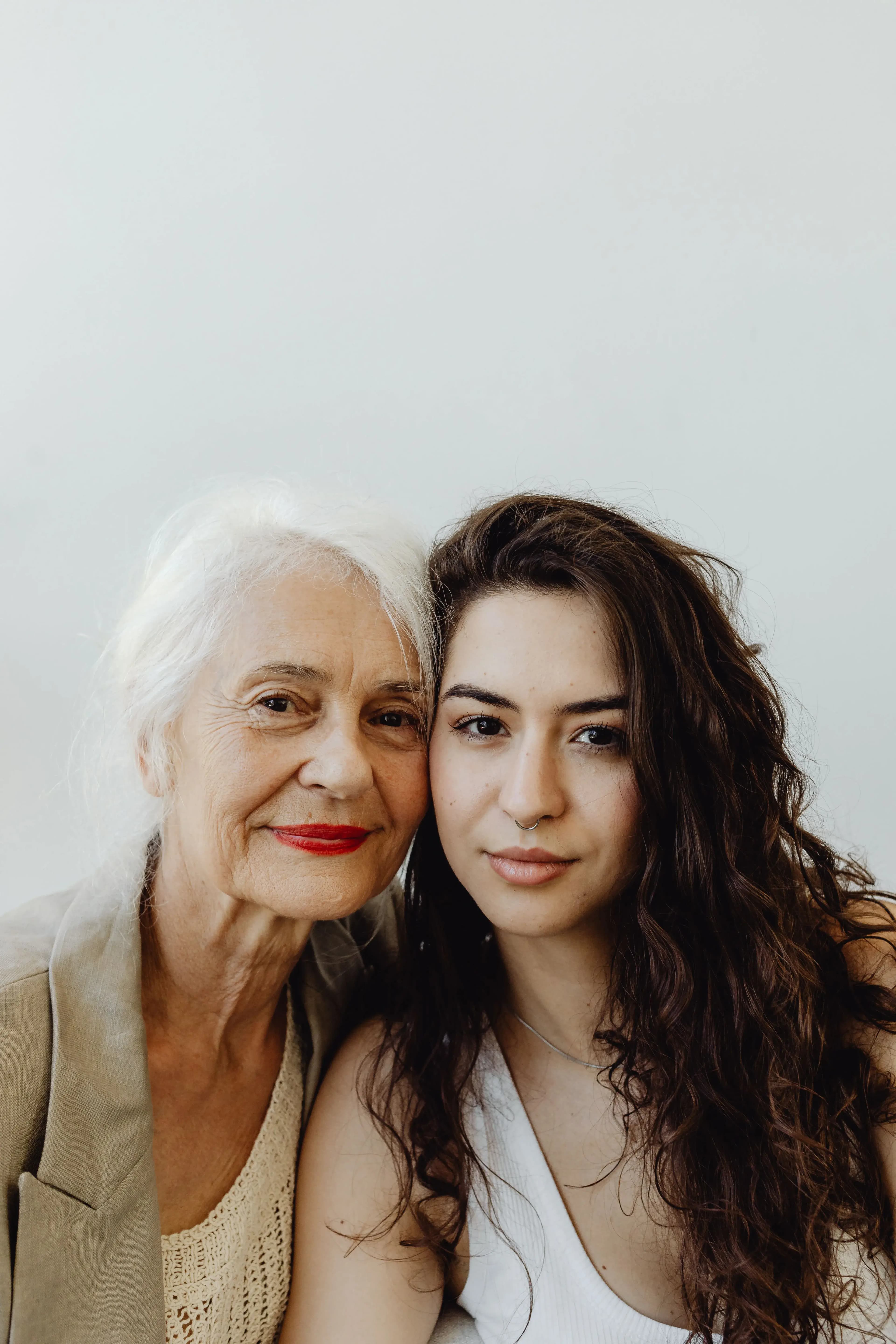 Una nonna e una nipote che si abbracciano